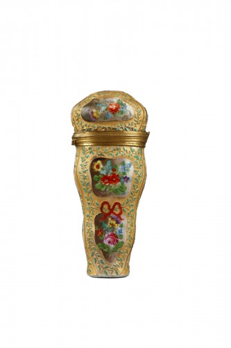 Etui en porcelaine fine à décor émaillé, XIXe siècle
