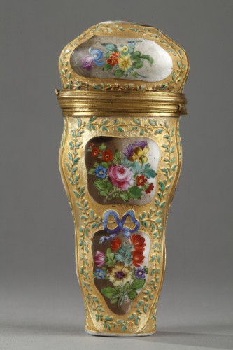 Etui en porcelaine fine à décor émaillé, XIXe siècle - Objets de Vitrine Style Restauration - Charles X