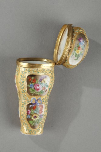 Etui en porcelaine fine à décor émaillé, XIXe siècle - Restauration - Charles X