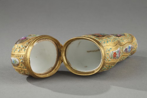 Restauration - Charles X - Etui en porcelaine fine à décor émaillé, XIXe siècle