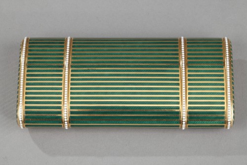 Antiquités - Boite en or, émail vert et diamants, début du XXe siècle