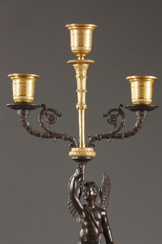 Luminaires Bougeoirs et Chandeliers - Paire de candélabres à putti en bronze doré et patiné