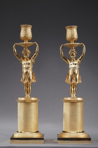 Paire de bougeoirs Restauration en bronze doré - Ouaiss Antiquités