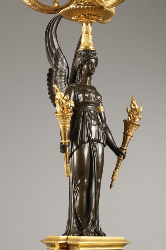 Paire de candélabres d'époque Empire aux paons et femmes ailées - Luminaires Style Empire
