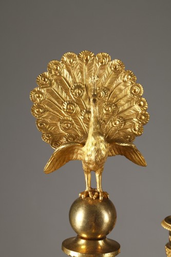 Luminaires Bougeoirs et Chandeliers - Paire de candélabres d'époque Empire aux paons et femmes ailées