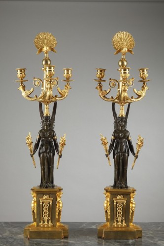 Paire de candélabres d'époque Empire aux paons et femmes ailées - Ouaiss Antiquités