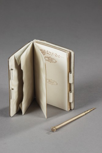 XIXe siècle - Carnet de bal en vermeil et nacre du milieu du XIXe siècle signé Tahan