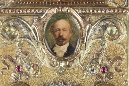 Antiquités - Etui en or et pierres précieuses aux armes du Duc de Morny, signé Wiese Paris