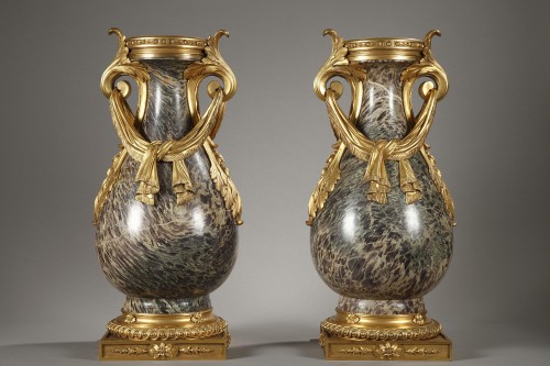 Objet de décoration Cassolettes, coupe et vase - Paire d'urnes en jaspe de Russie