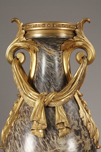 Paire d'urnes en jaspe de Russie - 