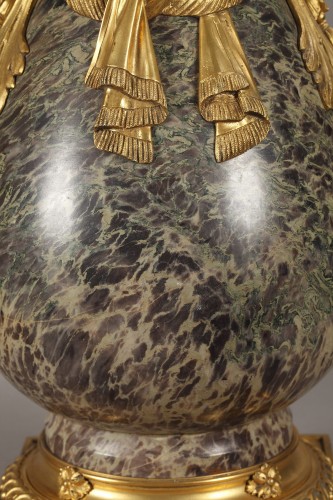  - Paire d'urnes en jaspe de Russie