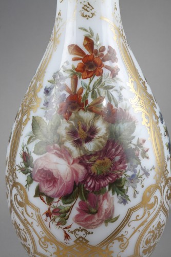 Vase en opaline émaillée d'époque Louis-Philippe - Verrerie, Cristallerie Style Louis-Philippe