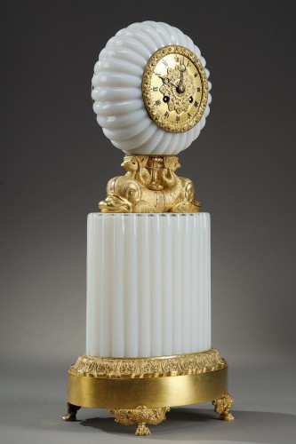 Pendule en opaline aux Dauphins, Charles X - Horlogerie Style Restauration - Charles X