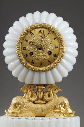 Horlogerie Pendule - Pendule en opaline aux Dauphins, Charles X