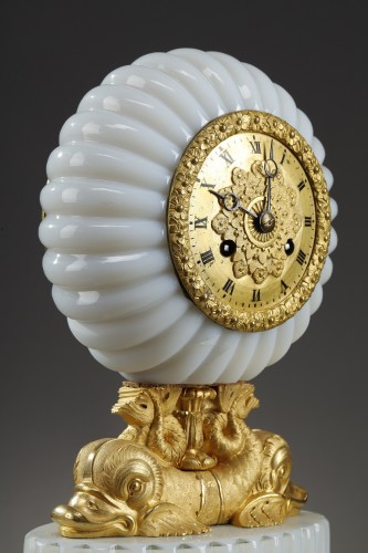 Pendule en opaline aux Dauphins, Charles X - Ouaiss Antiquités