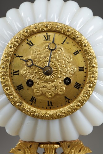 XIXe siècle - Pendule en opaline aux Dauphins, Charles X