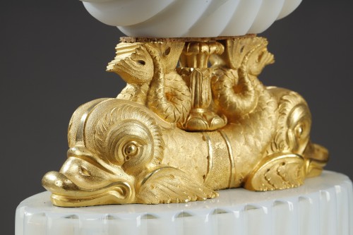 Antiquités - Pendule en opaline aux Dauphins, Charles X