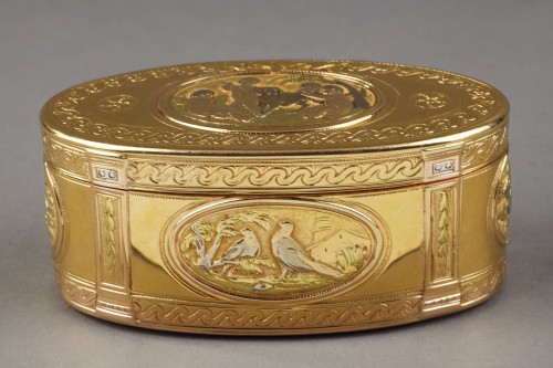 Boîte ovale trois ors Louis XVI, maître orfèvre Jean George Paris - Objets de Vitrine Style Louis XV