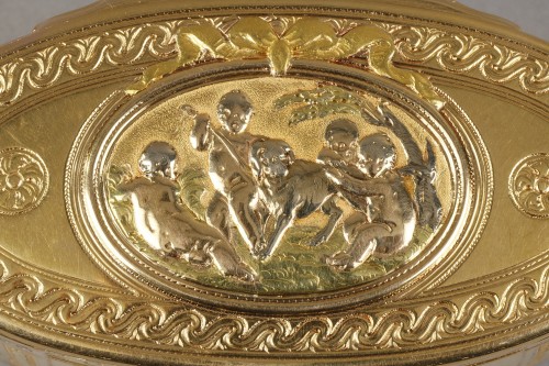 Louis XV - Boîte ovale trois ors Louis XVI, maître orfèvre Jean George Paris