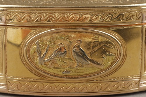Antiquités - Boîte ovale trois ors Louis XVI, maître orfèvre Jean George Paris