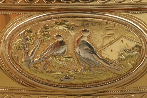 Antiquités - Boîte ovale trois ors Louis XVI, maître orfèvre Jean George Paris