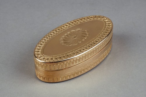 Tabatière de forme ovale en or d'époque Louis XV - Objets de Vitrine Style Louis XV