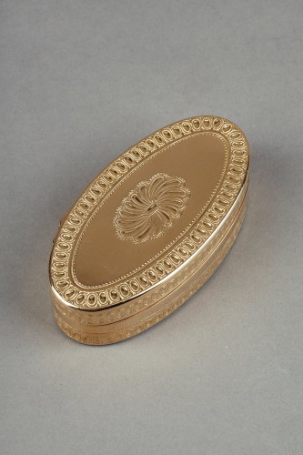 Objets de Vitrine Coffret & Nécessaire - Tabatière de forme ovale en or d'époque Louis XV
