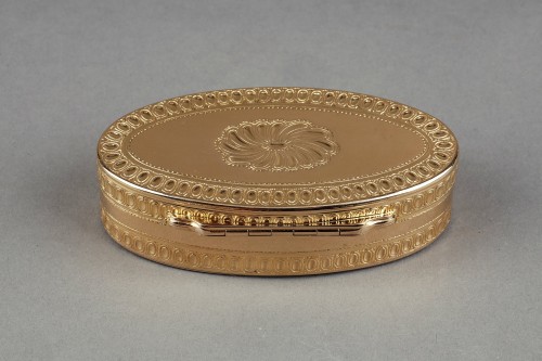 Tabatière de forme ovale en or d'époque Louis XV - Ouaiss Antiquités