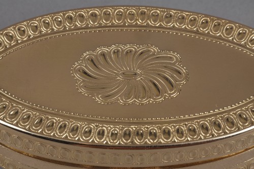 XVIIIe siècle - Tabatière de forme ovale en or d'époque Louis XV