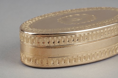 Antiquités - Tabatière de forme ovale en or d'époque Louis XV