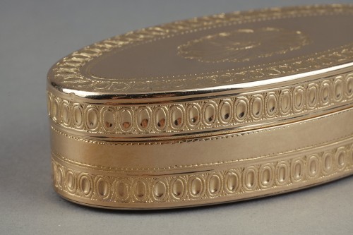 Antiquités - Tabatière de forme ovale en or d'époque Louis XV