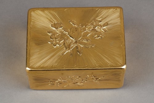 Tabatière rectangulaire en or, Louis XV de Julien Berthe - Ouaiss Antiquités