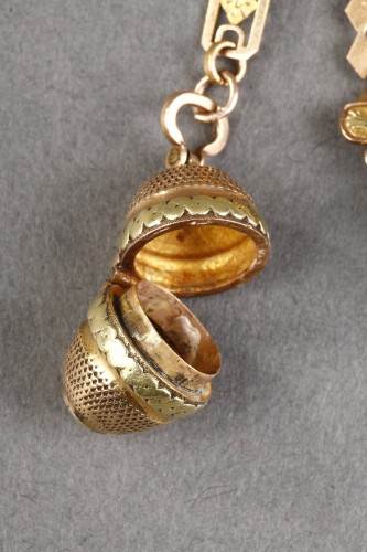 Antiquités - Three-gold chatelaine