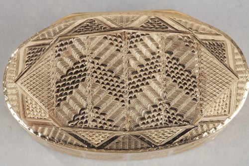 18th century - 18th century engine-turned gold snuff-box. 