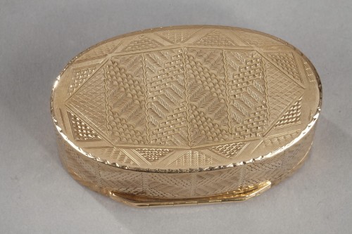 Antiquités - 18th century engine-turned gold snuff-box. 