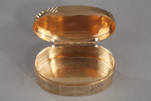 Antiquités - 18th century engine-turned gold snuff-box. 