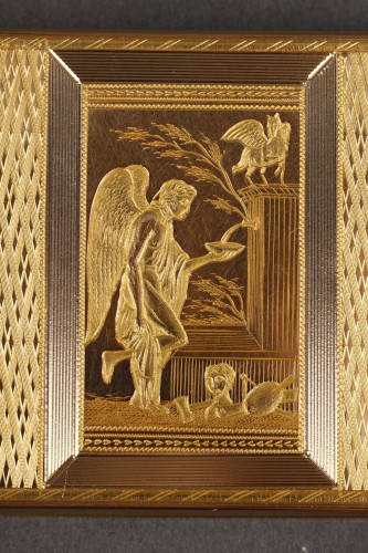 Gold snuffbox with an allegorical scene from the 19th century - 
