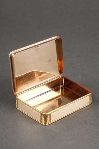 Antiquités - Gold snuffbox with an allegorical scene from the 19th century