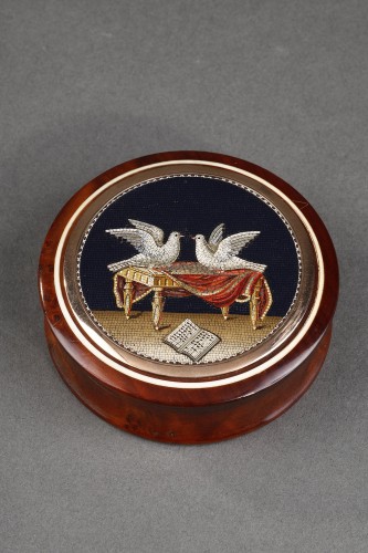 A micromosaic on a box, two doves on a table, 18th century - Objects of Vertu Style Empire