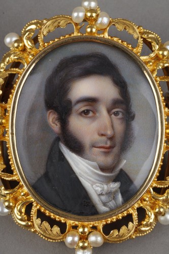 Antique Jewellery  - A miniature portrait of a man in a gold frame from the 1st half of the 19th