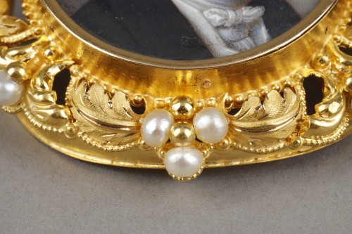 19th century - A miniature portrait of a man in a gold frame from the 1st half of the 19th