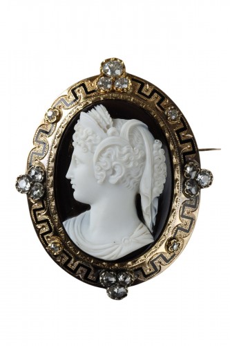 Broche pendentif camée cadre en or et diamants