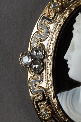 Bijouterie, Joaillerie Pendentif, Collier - Broche pendentif camée cadre en or et diamants