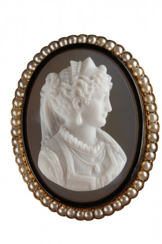 Broche or, perles et camée sur agate. XIXe siècle