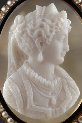 Bijouterie, Joaillerie Broche - Broche or, perles et camée sur agate. XIXe siècle