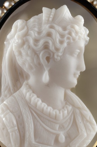 Broche or, perles et camée sur agate. XIXe siècle - Ouaiss Antiquités