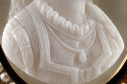 Napoléon III - Broche or, perles et camée sur agate. XIXe siècle