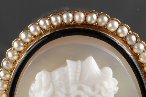 Antiquités - Broche or, perles et camée sur agate. XIXe siècle