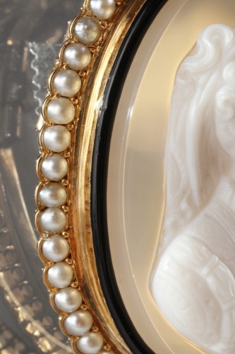 Antiquités - Broche or, perles et camée sur agate. XIXe siècle