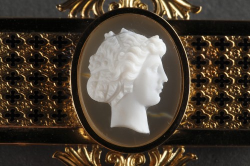 Broche camée agate et émail, XIXe siècle - Bijouterie, Joaillerie Style Napoléon III